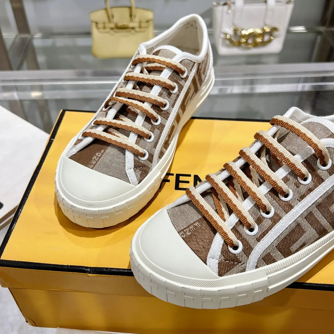 Couple style 💰460❤️Fendi Fendi's latest couple canvas shoes ❑ Fabric: Original customized imported jacquard canvas material ❑ Inner lining: Imported canvas material ❑ Sole: Original molded non-slip TPU outsole ❑ Bottom thickness: 2.5cm ❑ Size: Women's 35-40/Men's 39-45